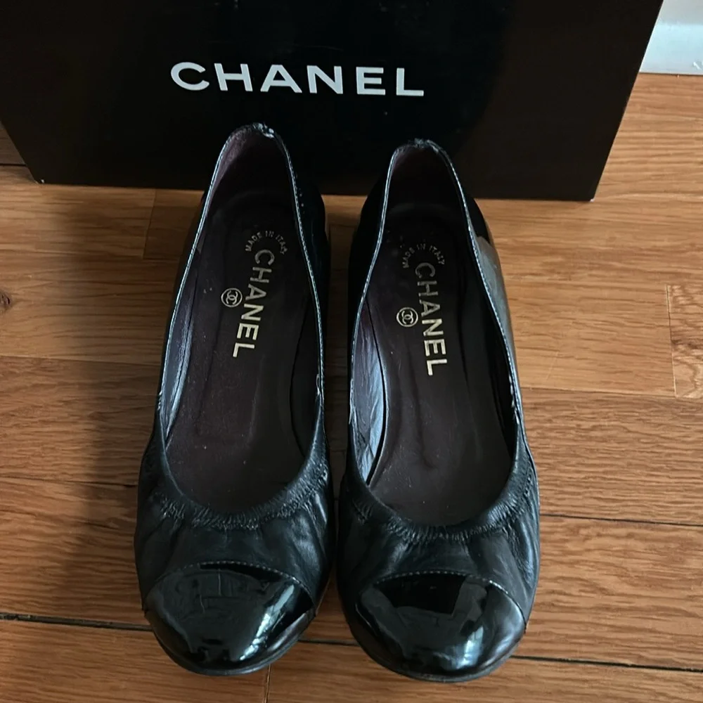 Vintage Authentic Chanel Black Patent Leather cap toe ballet Flats. - Picture 2 of 7